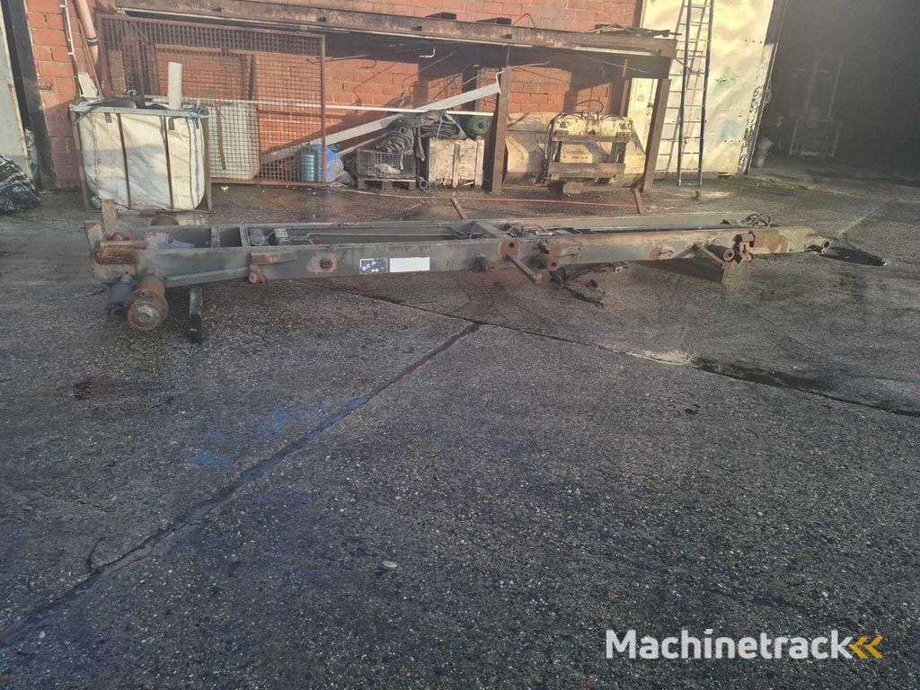 Tandem aschassis met hydraulisch systeem en aangedreven as