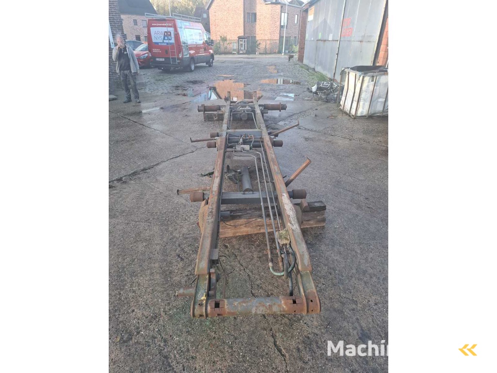 Tandem aschassis met hydraulisch systeem en aangedreven as