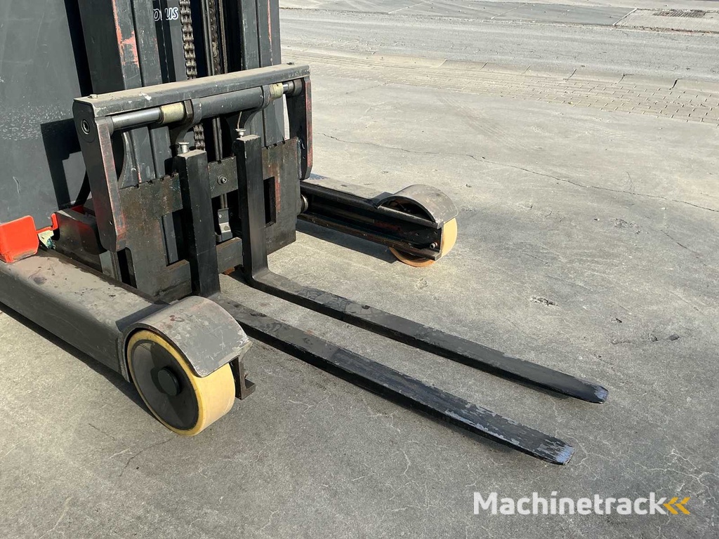 2008 Linde R16-S Schubmaststapler