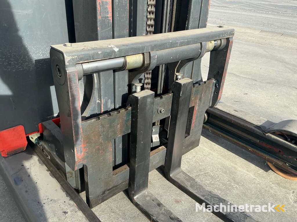 2008 Linde R16-S Schubmaststapler