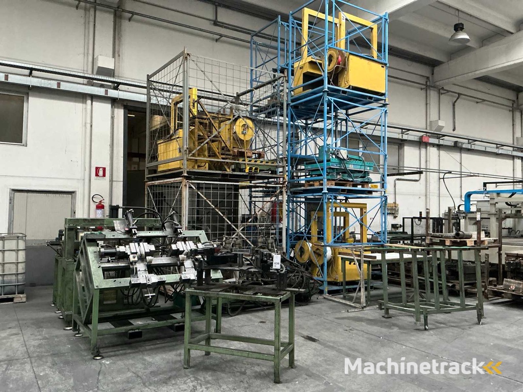 Sortiment an Maschinen und Metallkäfigen