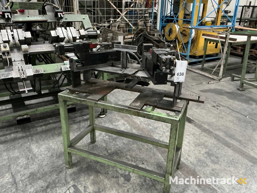 Sortiment an Maschinen und Metallkäfigen