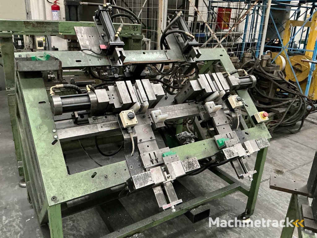 Sortiment an Maschinen und Metallkäfigen