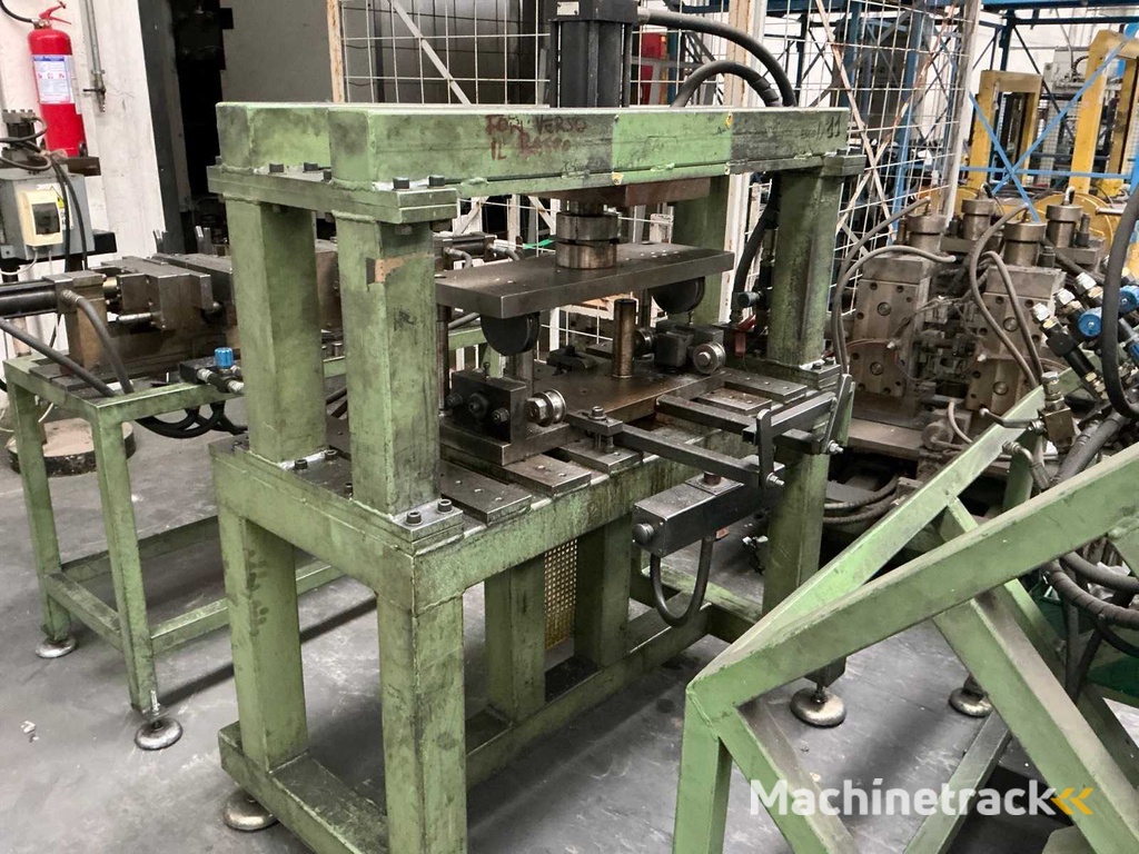 Sortiment an Maschinen und Metallkäfigen