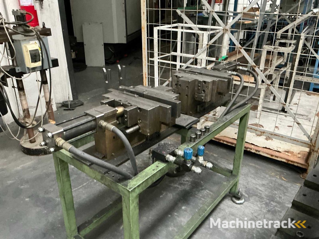 Sortiment an Maschinen und Metallkäfigen