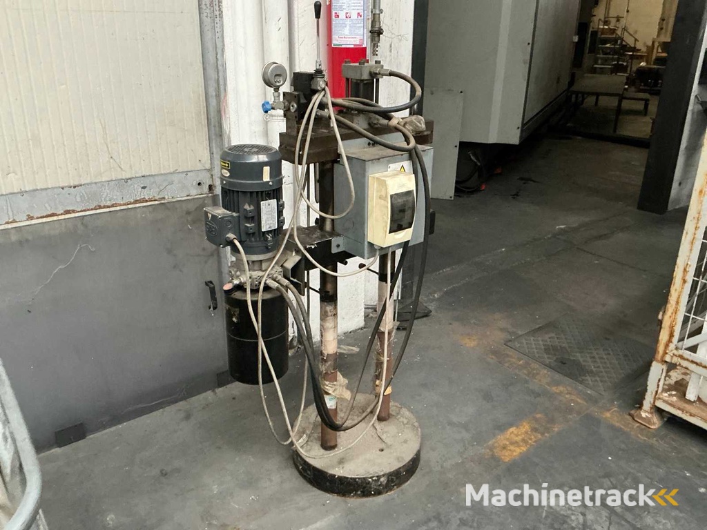 Sortiment an Maschinen und Metallkäfigen