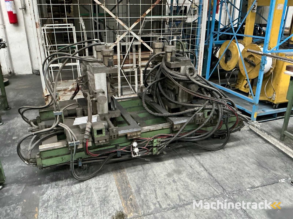 Sortiment an Maschinen und Metallkäfigen