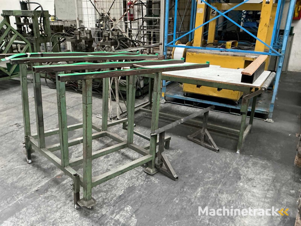 Sortiment an Maschinen und Metallkäfigen