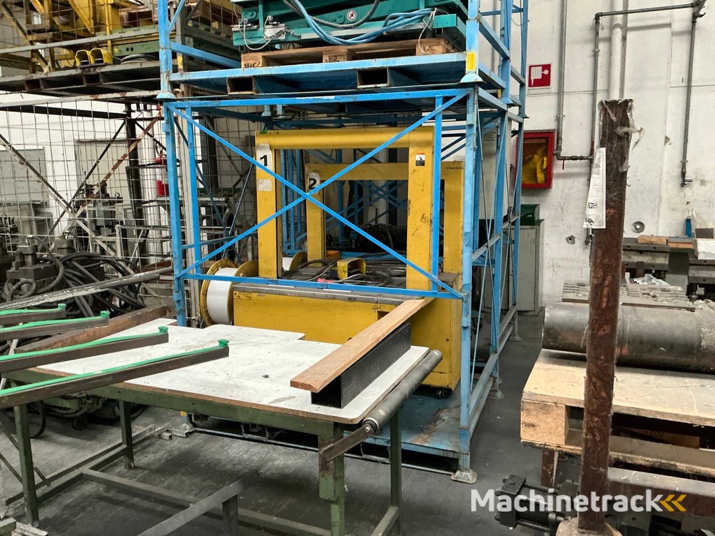 Sortiment an Maschinen und Metallkäfigen