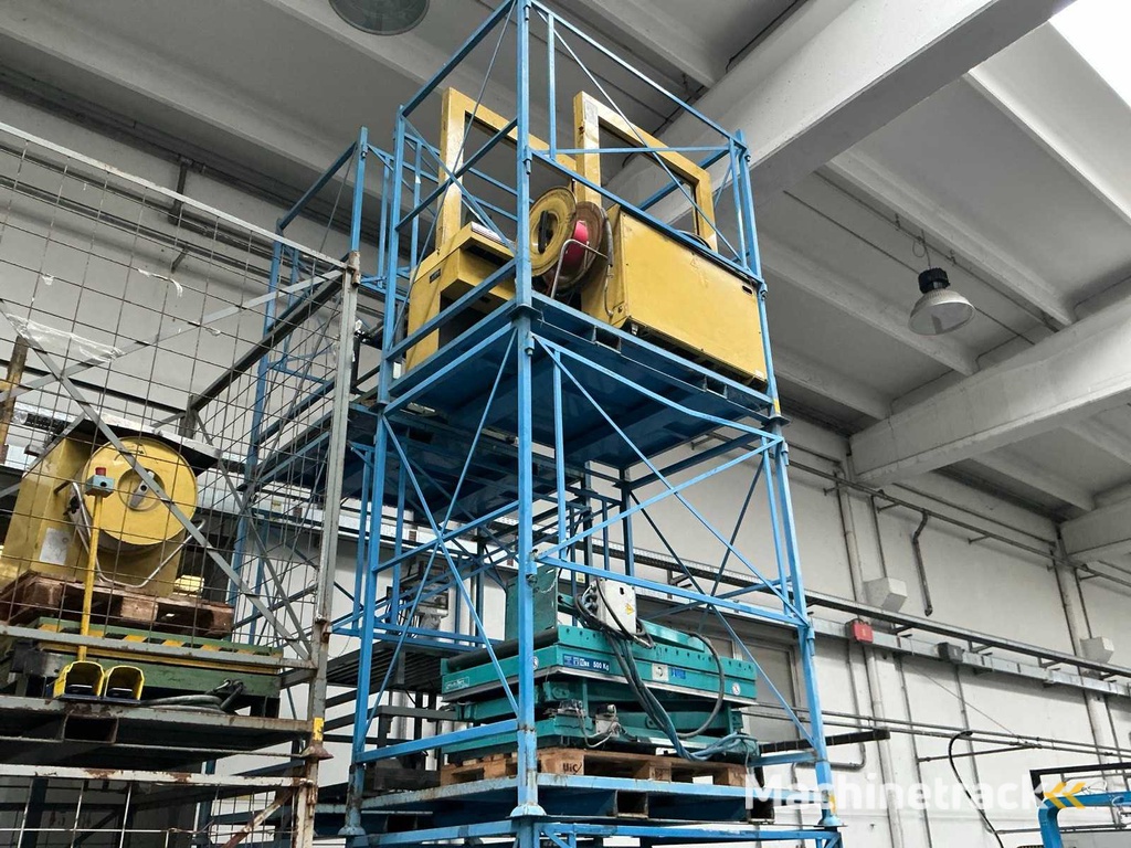 Sortiment an Maschinen und Metallkäfigen