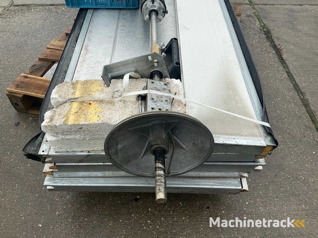 Overhead door (2.05x2.80 mtr)