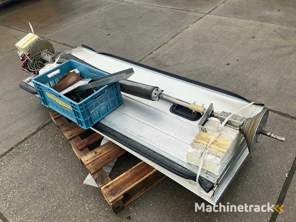 Overhead door (2.05x2.80 mtr)