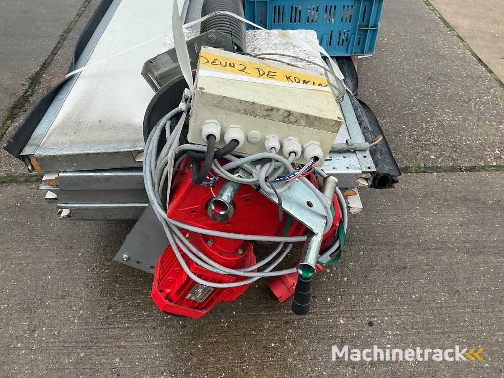 Overhead door (2.05x2.80 mtr)