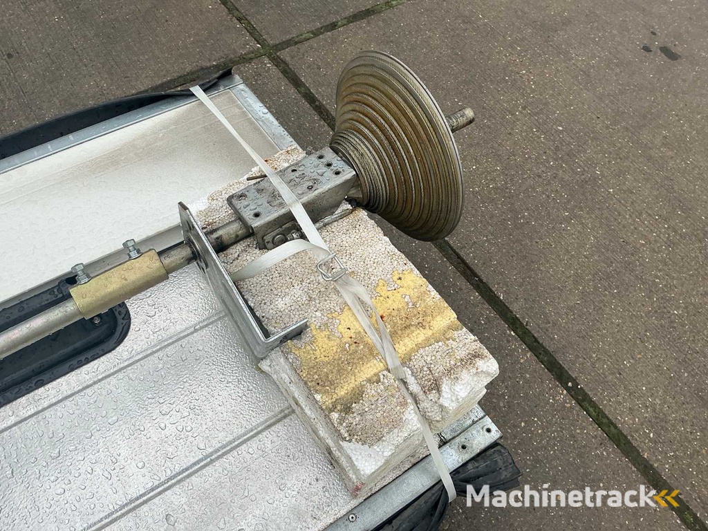 Overhead door (2.05x2.80 mtr)