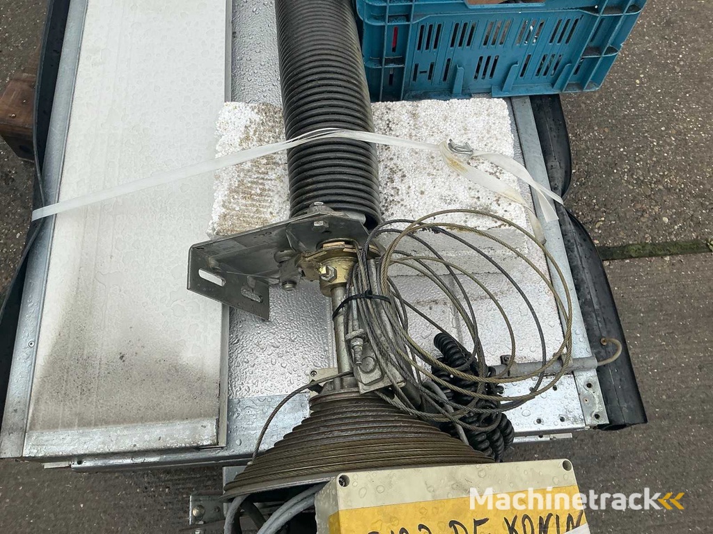 Overhead door (2.05x2.80 mtr)