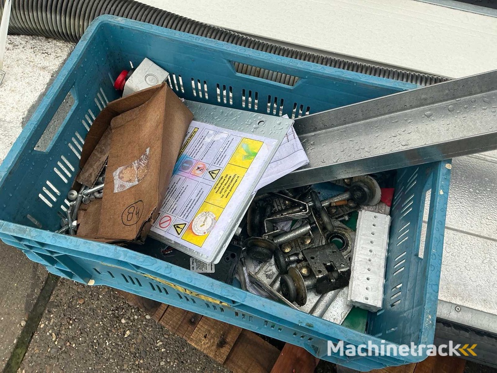 Overhead door (2.05x2.80 mtr)