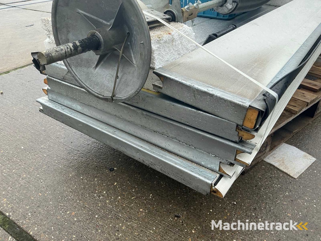 Overhead door (2.05x2.80 mtr)