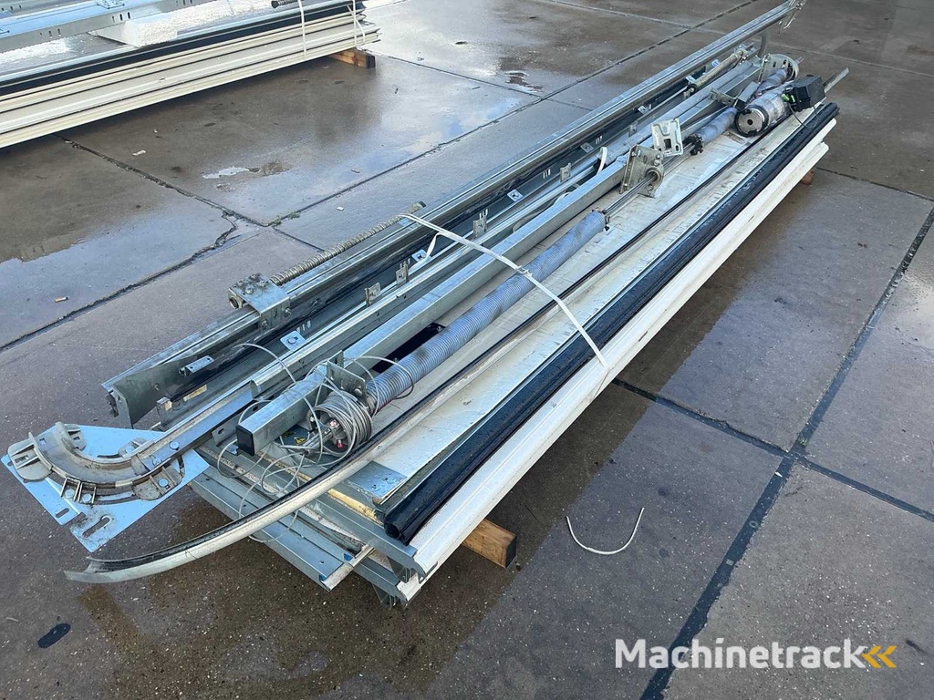 Overhead door (3.05x2.85 mtr)