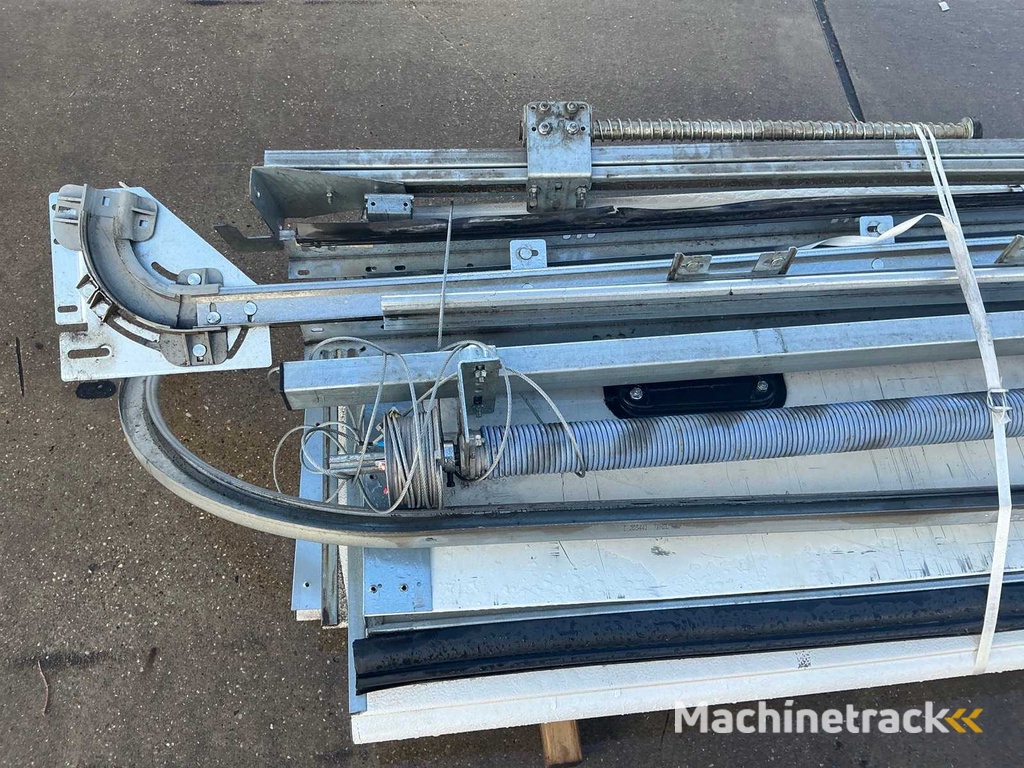 Overhead door (3.05x2.85 mtr)