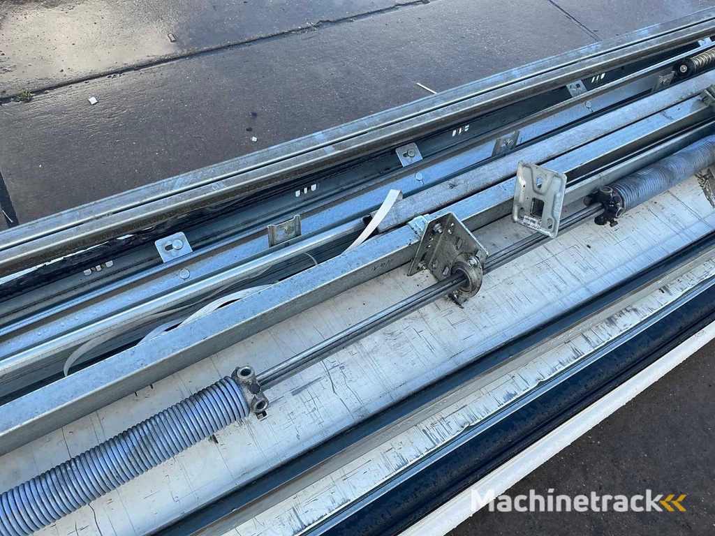 Overhead door (3.05x2.85 mtr)