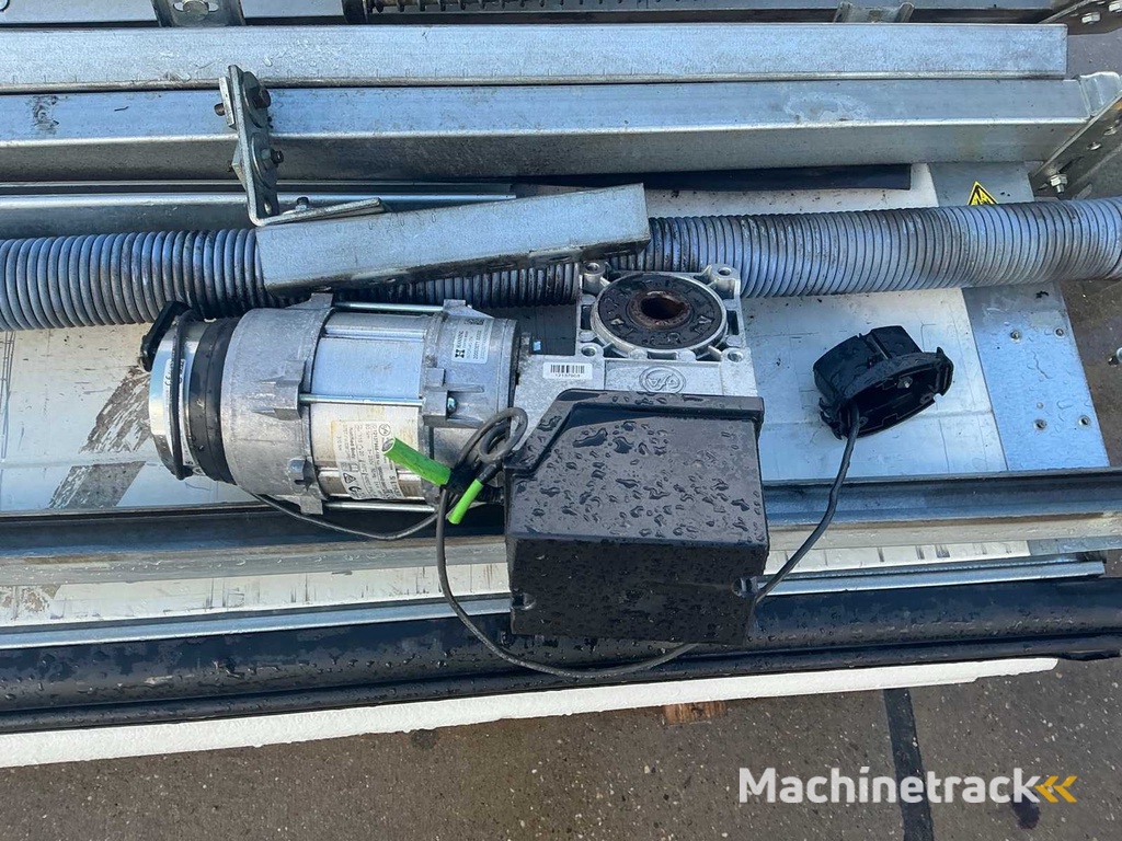 Overhead door (3.05x2.85 mtr)