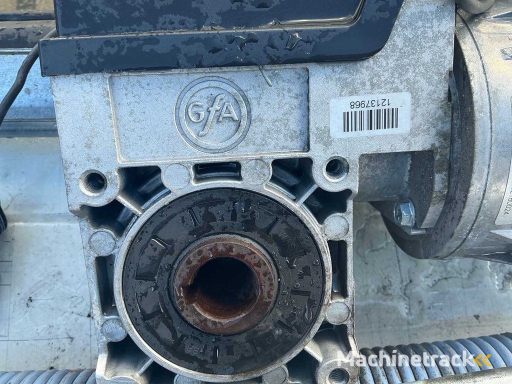 Overhead door (3.05x2.85 mtr)