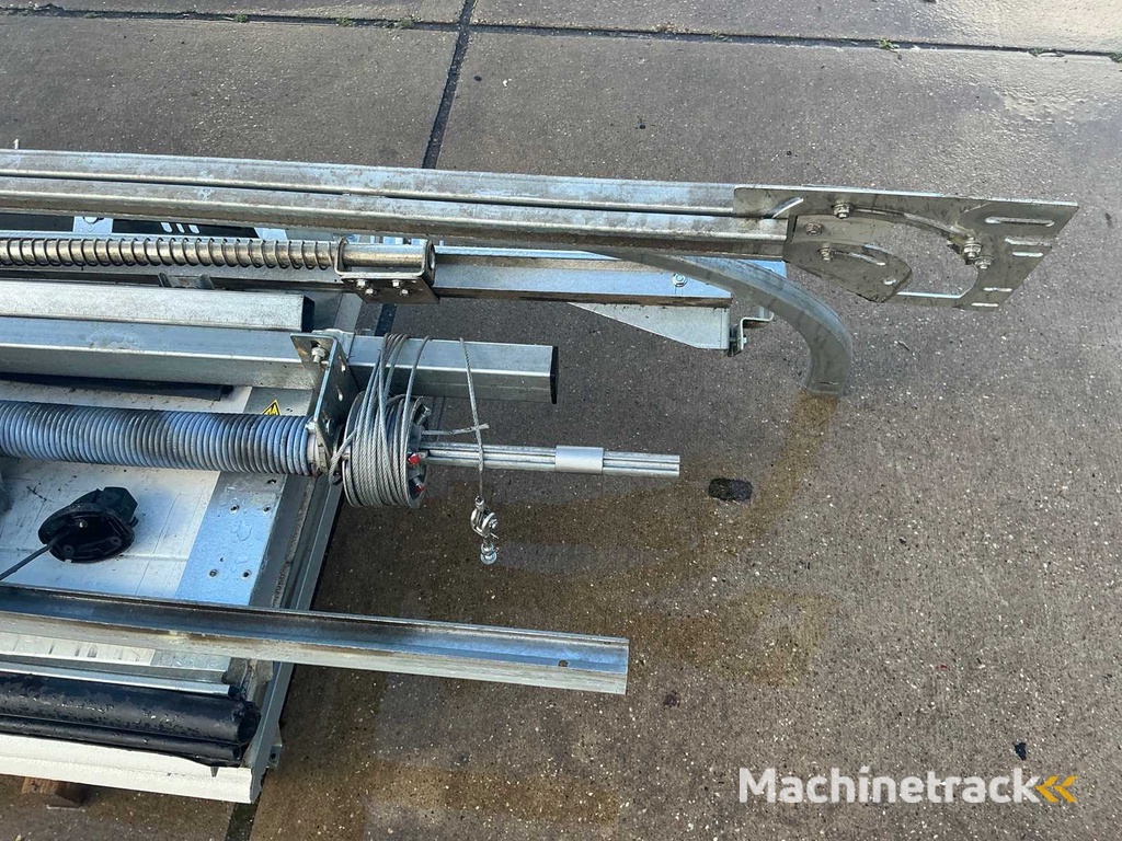 Overhead door (3.05x2.85 mtr)