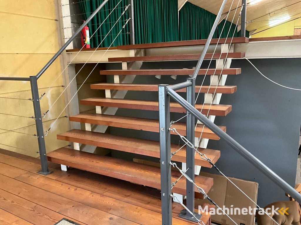 Entresolvloer verdieping hout/staal 330 M2