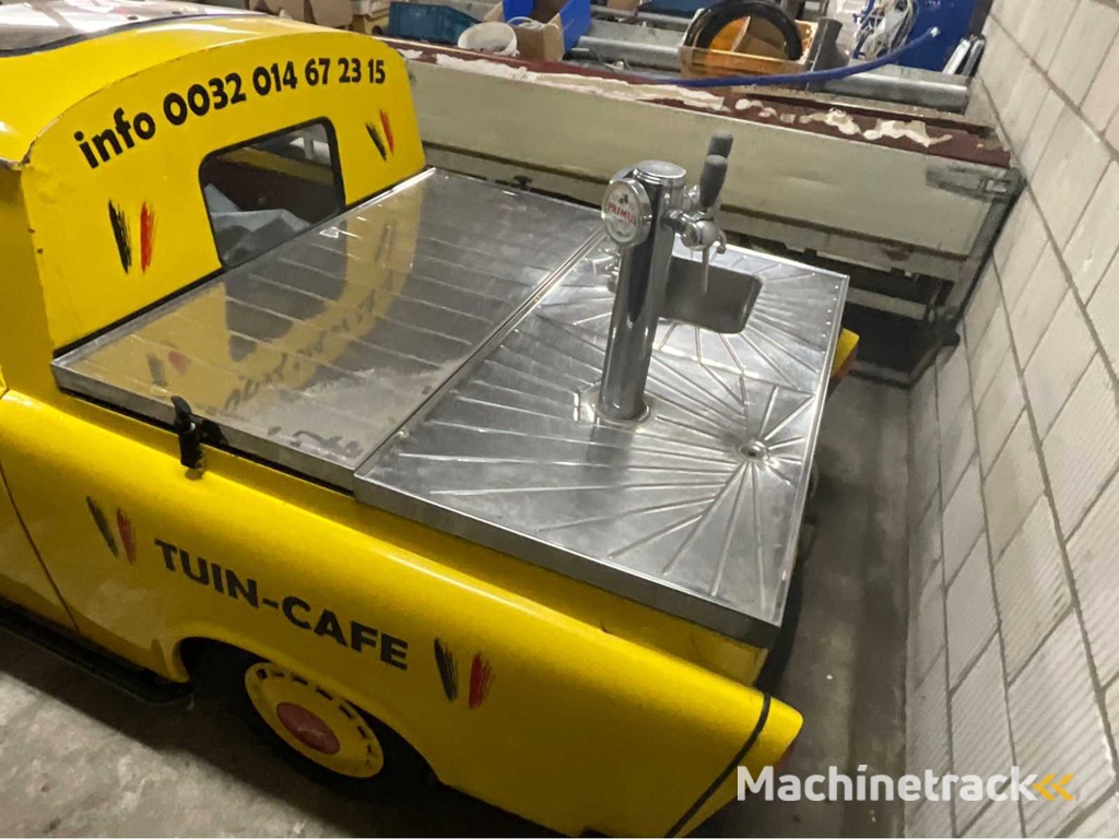 Trabant 601 Werbewagen aus dem Baujahr 1973 mit Wasserhahn und Kühlanlage