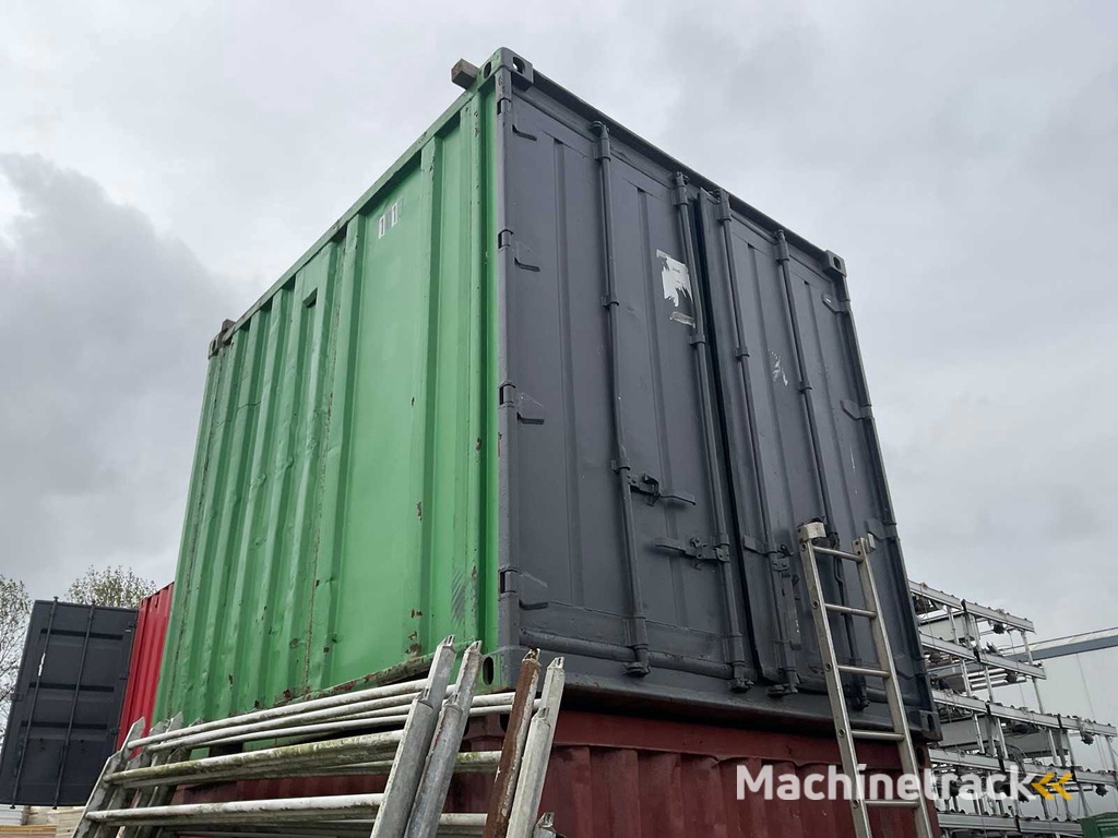 Shipping container