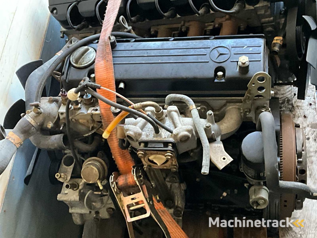 Mercedes-Benz 2 originele dieselmotoren – M102 & M103 – 190E / 260SE – Bouwjaren ±1984–1988 – Compleet met injectiesysteem