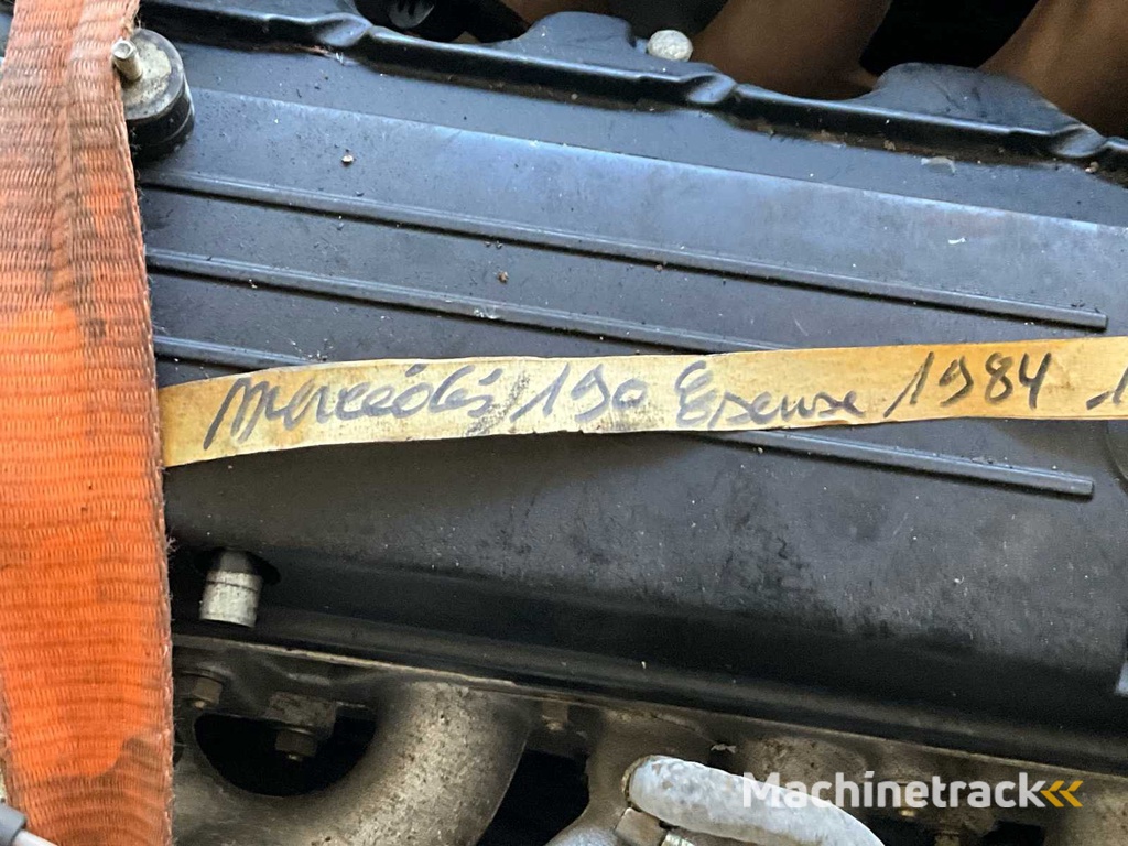 Mercedes-Benz 2 originele dieselmotoren – M102 & M103 – 190E / 260SE – Bouwjaren ±1984–1988 – Compleet met injectiesysteem