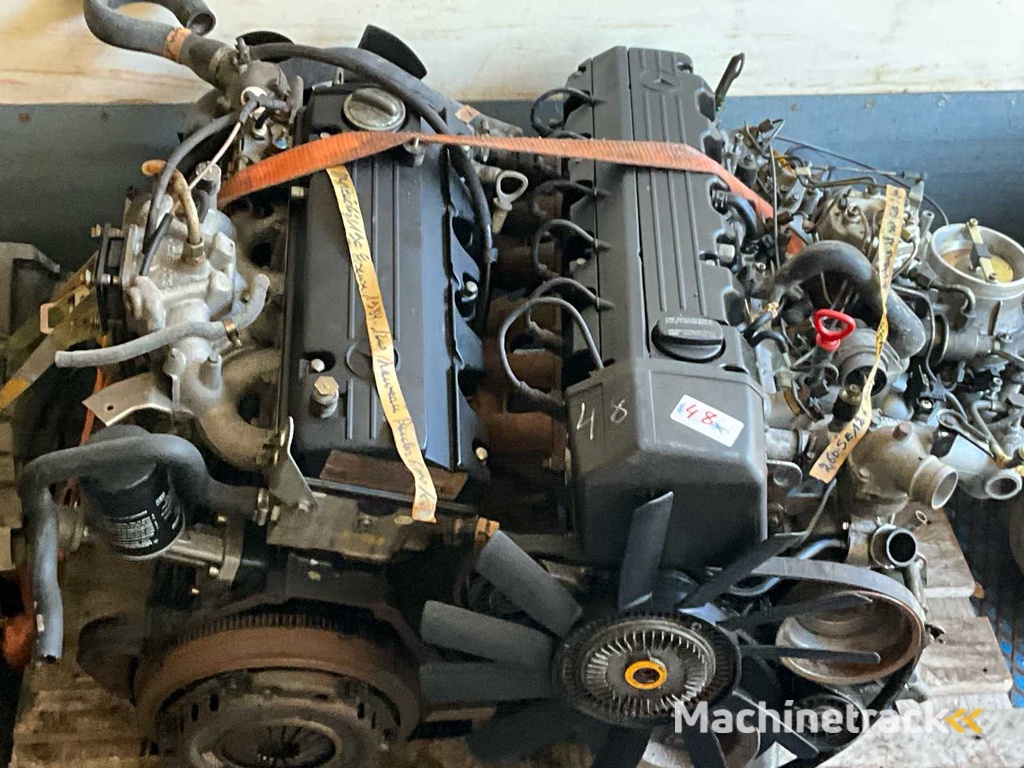 Mercedes-Benz 2 originele dieselmotoren – M102 & M103 – 190E / 260SE – Bouwjaren ±1984–1988 – Compleet met injectiesysteem