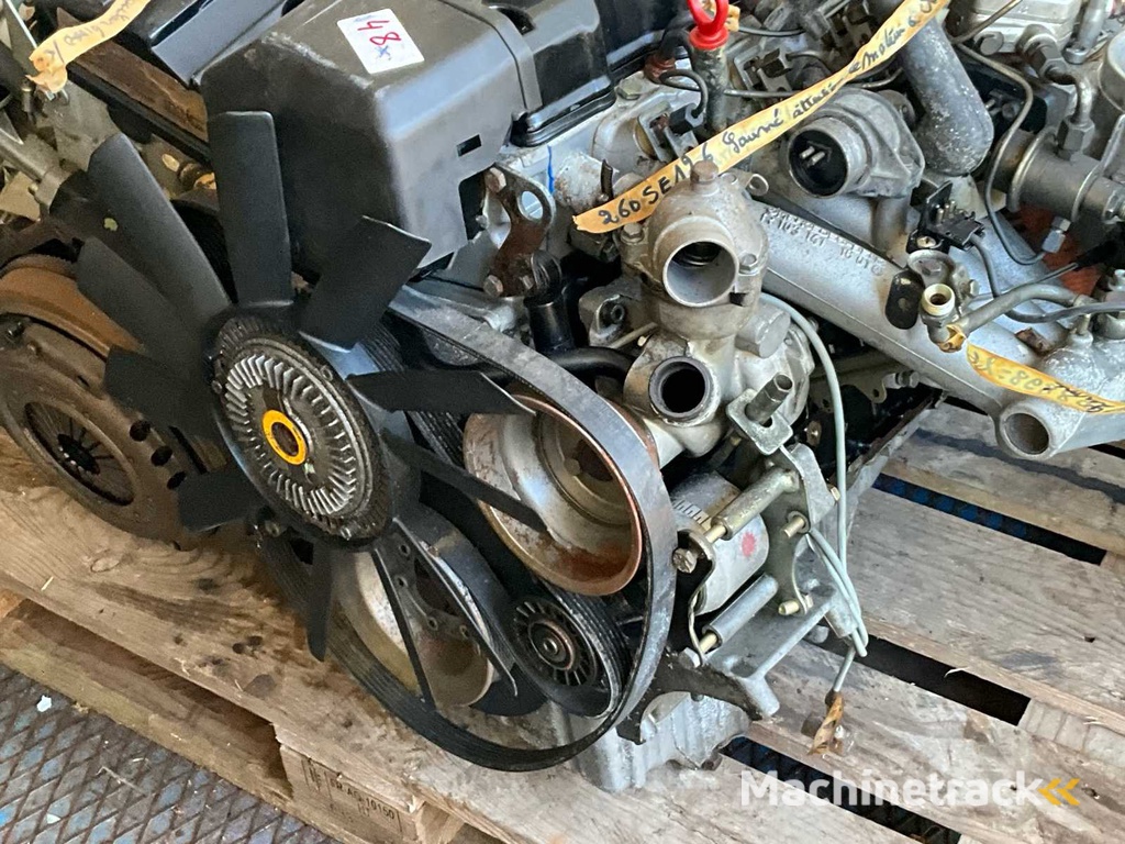 Mercedes-Benz 2 originele dieselmotoren – M102 & M103 – 190E / 260SE – Bouwjaren ±1984–1988 – Compleet met injectiesysteem