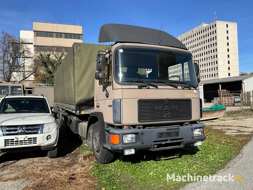 Trekker met oplegger