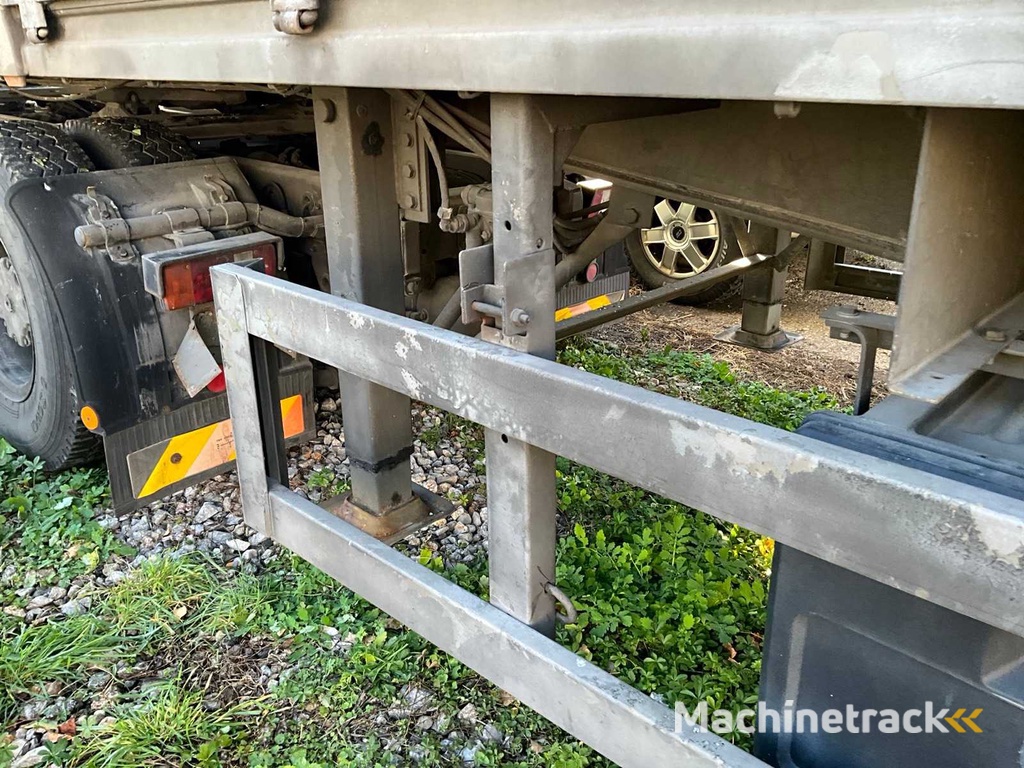 Trekker met oplegger