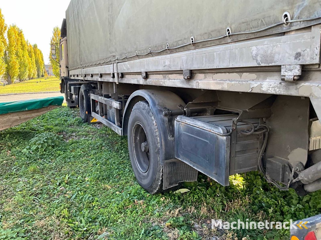 Trekker met oplegger