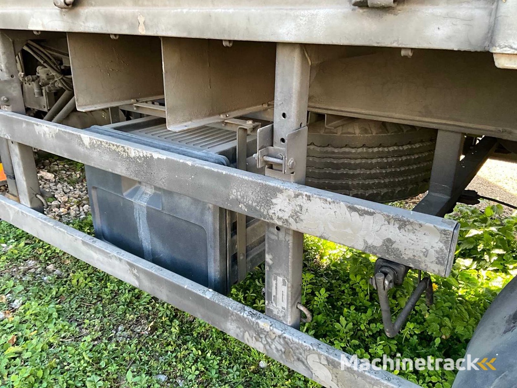 Trekker met oplegger