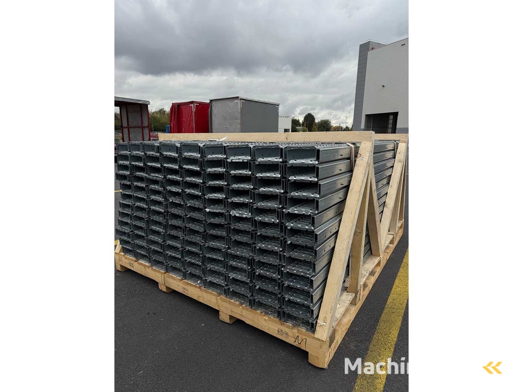 4 Tonnen gestapelte Bodenplatten aus verzinktem Stahl (216x)