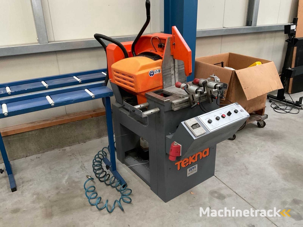 Tekna Crosscut Circular Saw Achine with On-Discharge Roller Conveyor