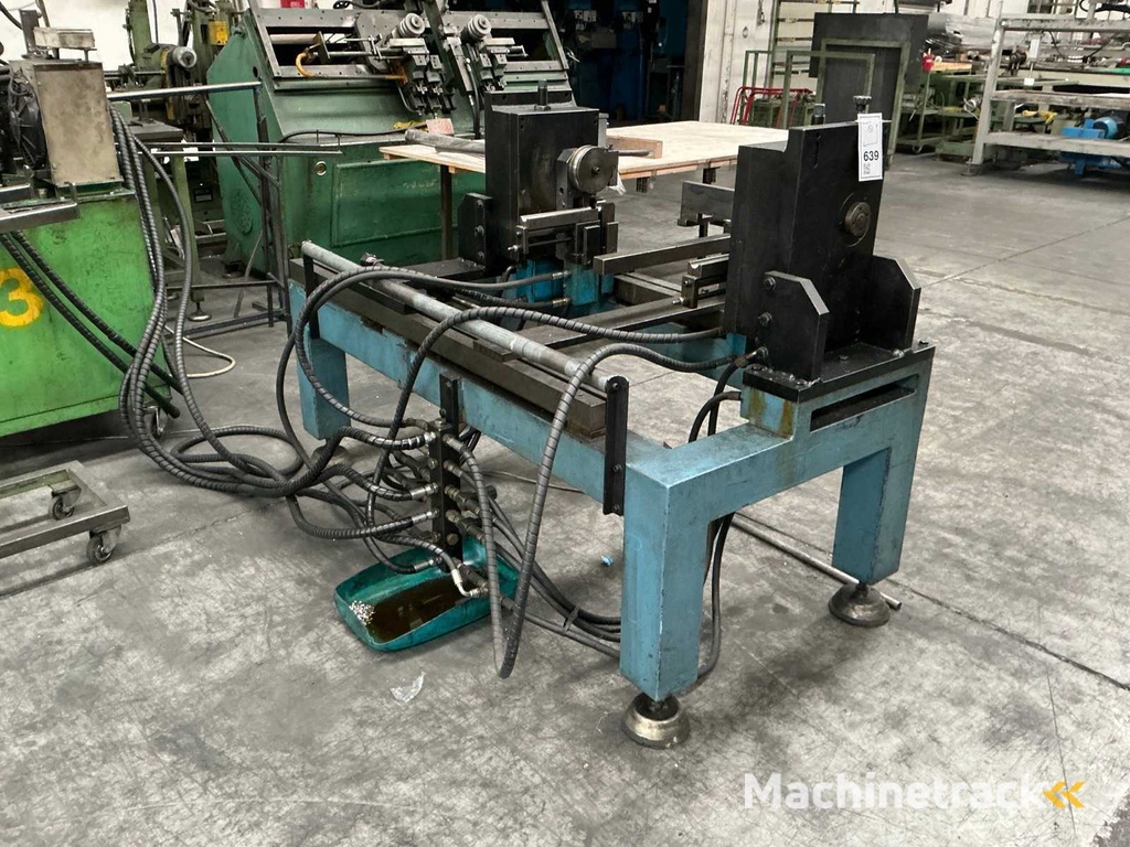 Werkplaatsresten en machines voor het buigen van buizen