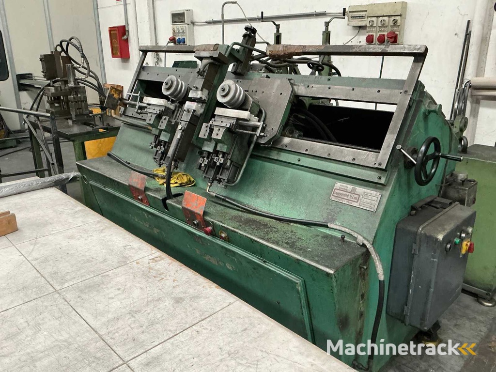 Werkplaatsresten en machines voor het buigen van buizen