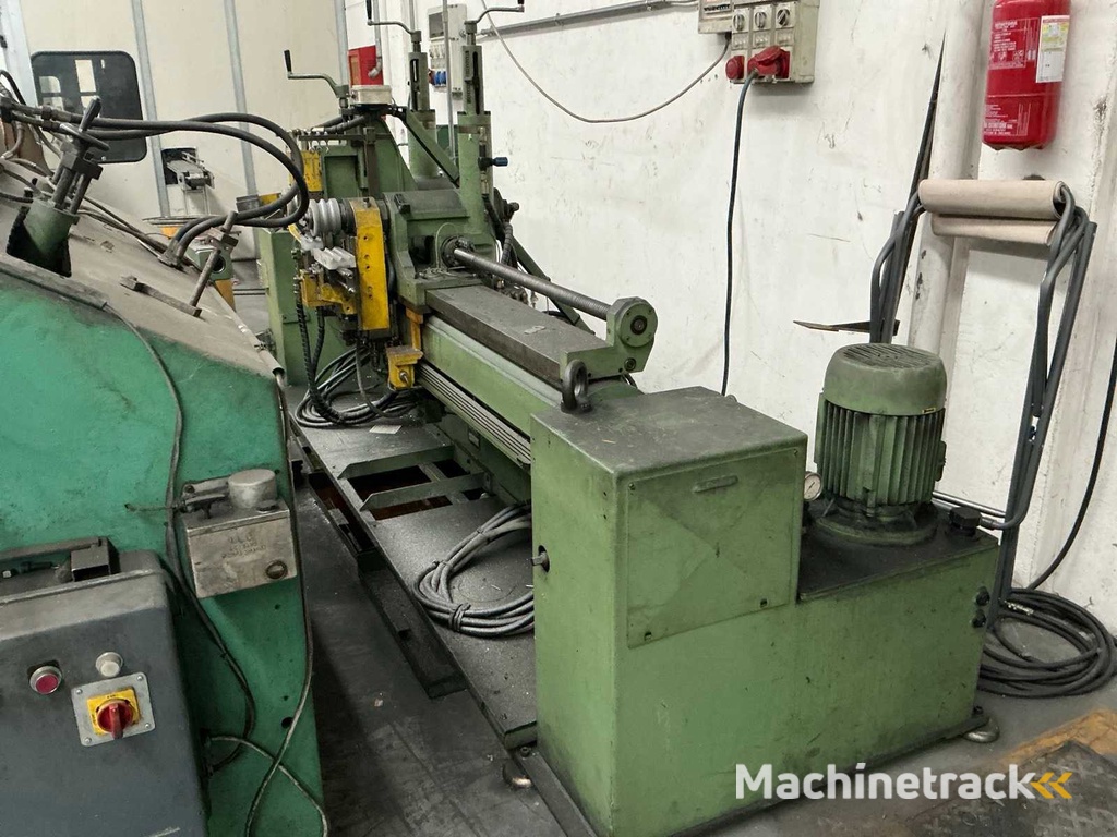 Werkplaatsresten en machines voor het buigen van buizen