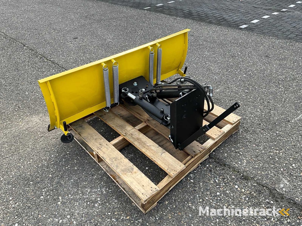 Snow plow hydraulically operated