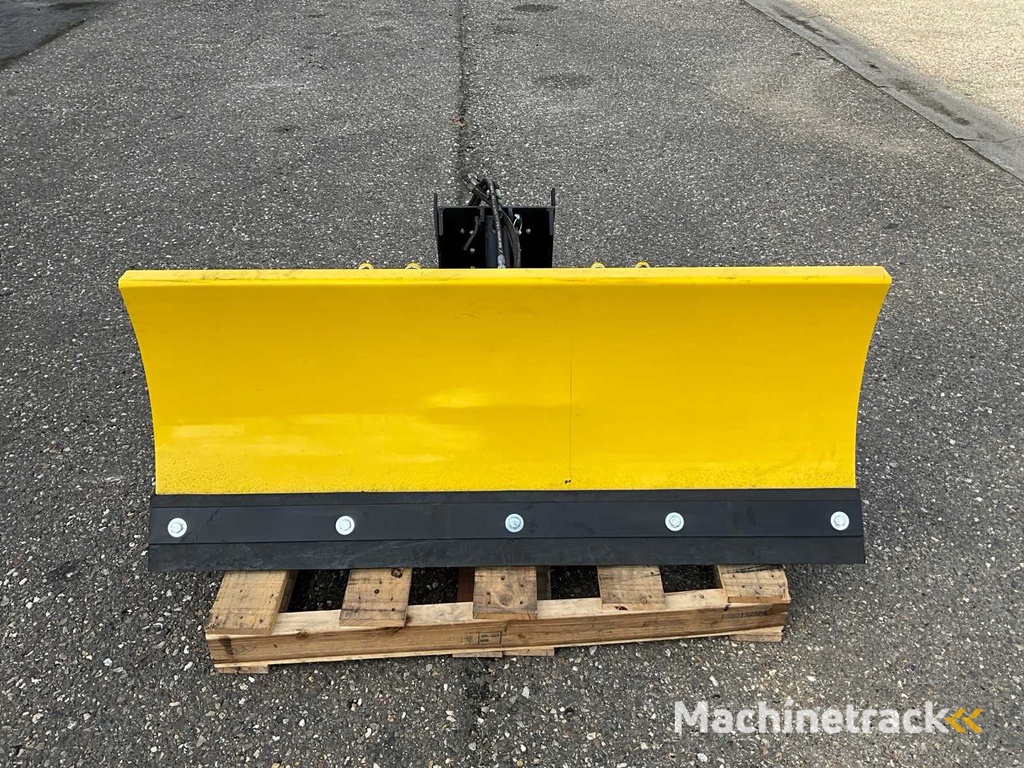 Snow plow hydraulically operated