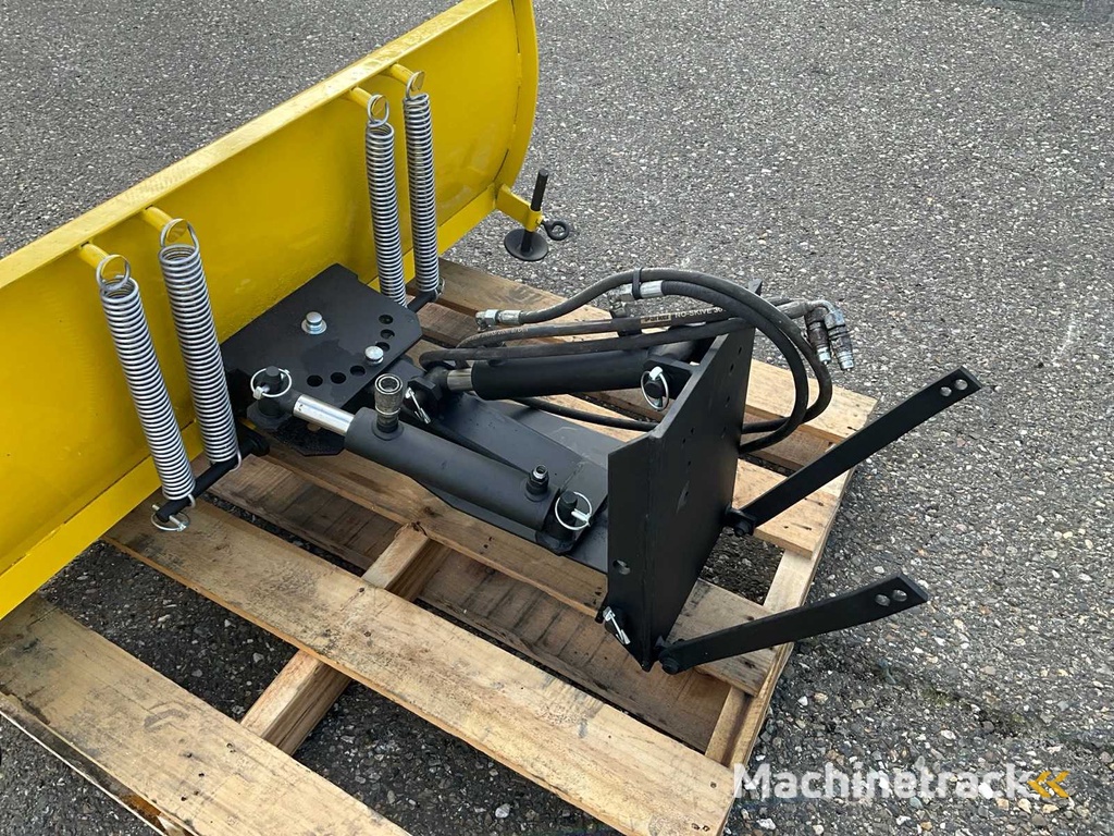 Snow plow hydraulically operated