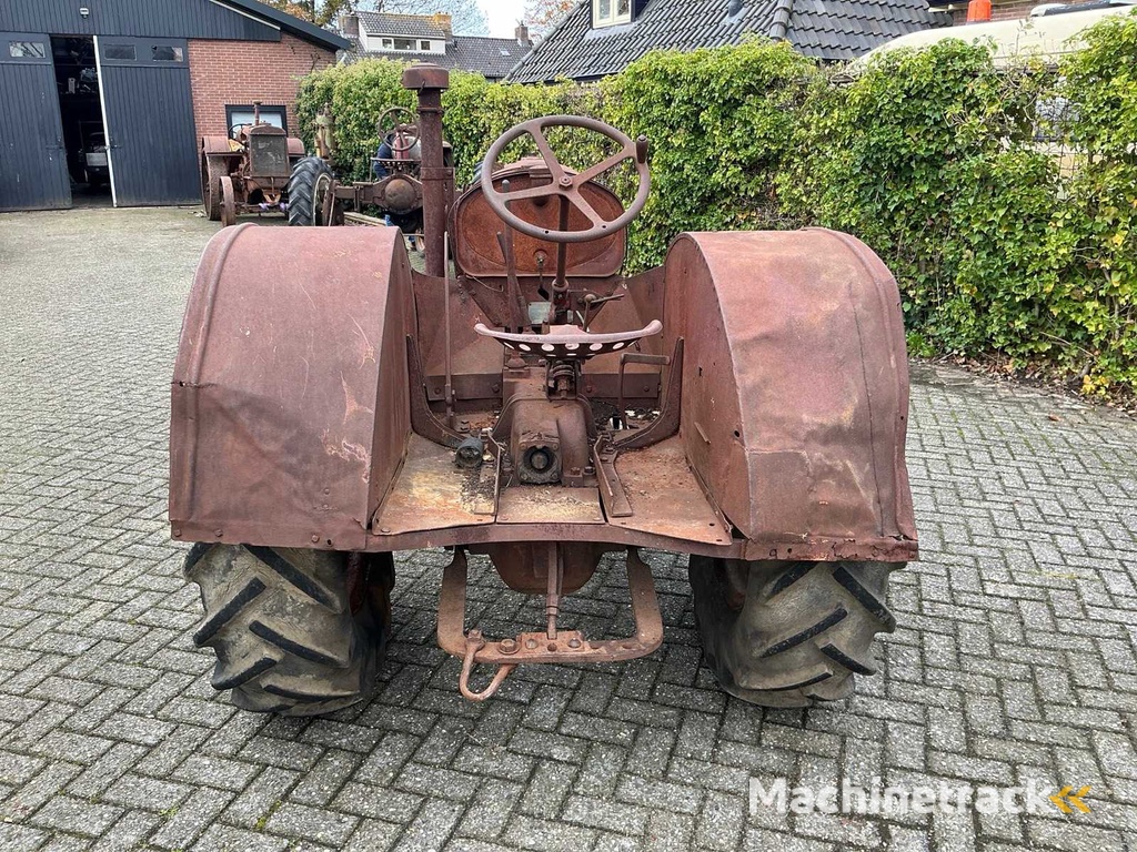 McCormick Deering W30 Oldtimer tractor