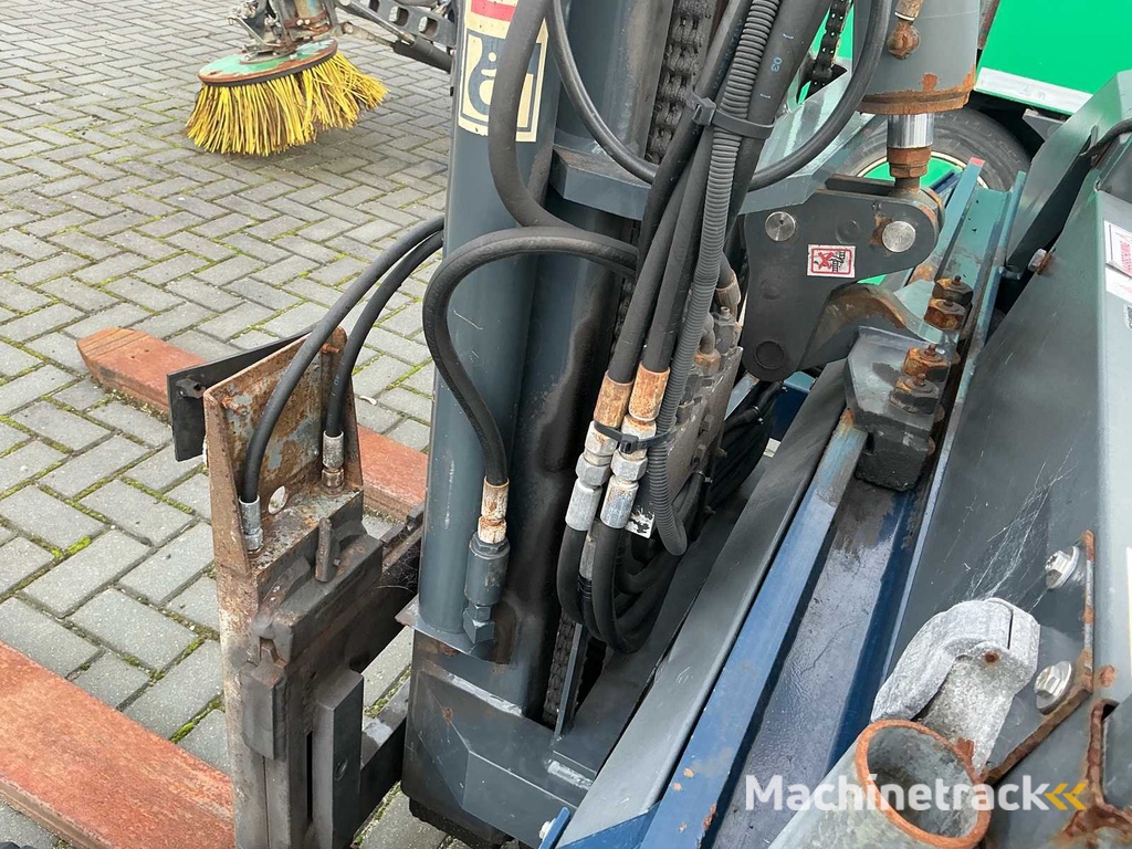 2005 MOFFETT CAGE M1 15.1 Reach truck