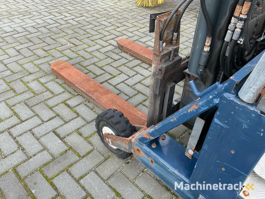 2005 MOFFETT CAGE M1 15.1 Reach truck