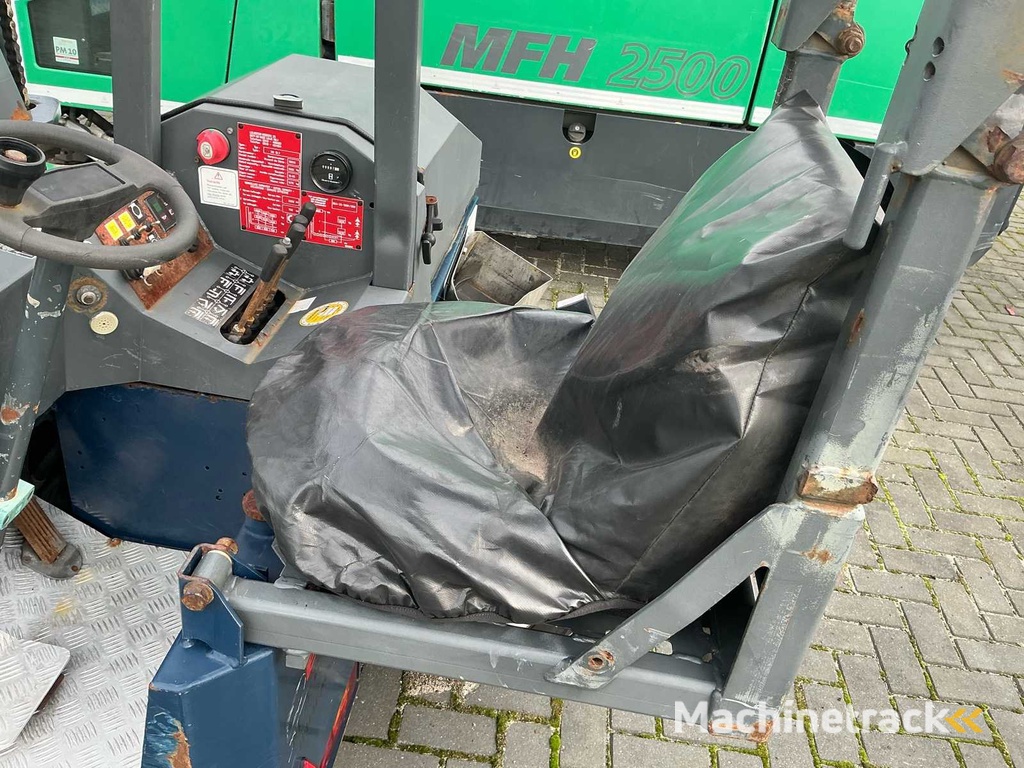 2005 MOFFETT CAGE M1 15.1 Reach truck